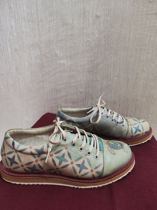 Бутикови обувки със син интересен мотив