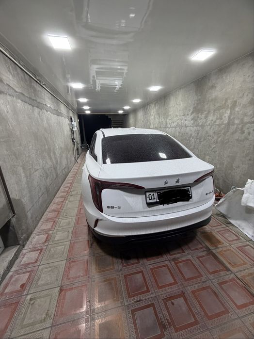 2025 yil Hongqi eqm-5. 500km