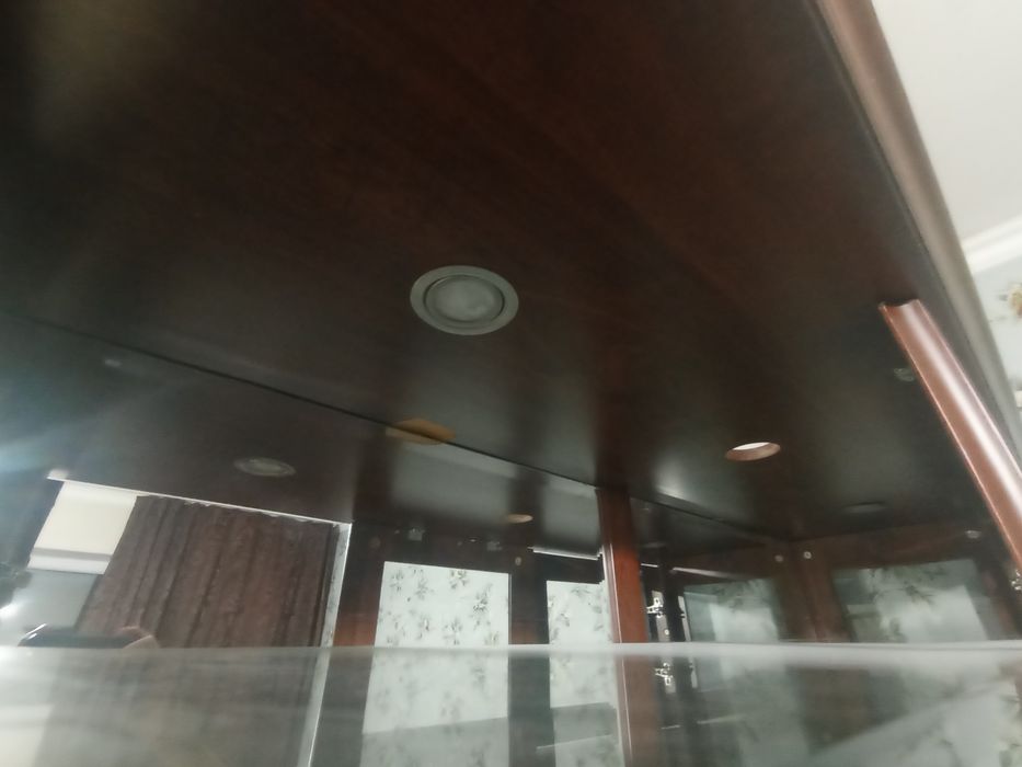 Продам сервант .