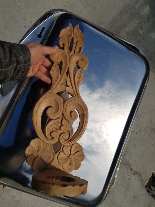 Продавам дървена,старинна поставка за свещ