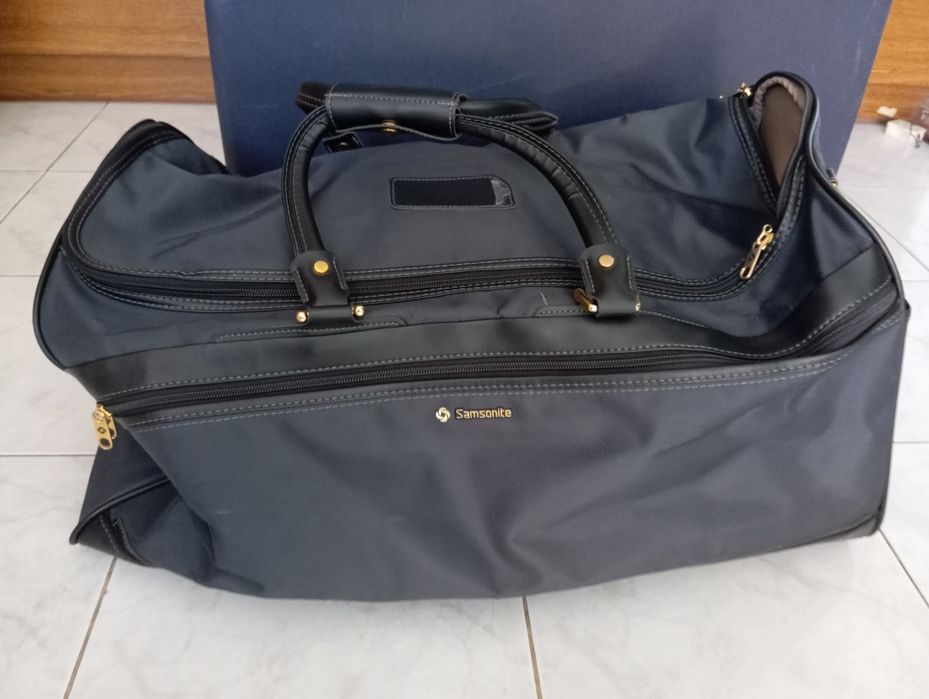 Оригинален куфар samsonite в син цвят с два броя колела