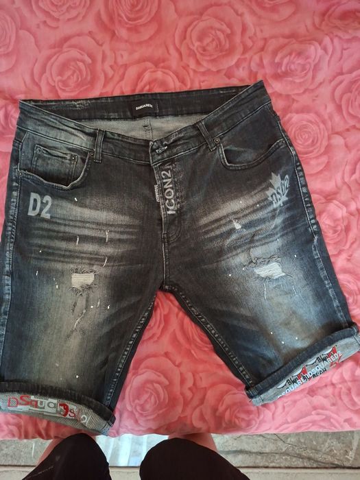 „Pantaloni Scurți DSQUARED2 – Model Modern și Original”