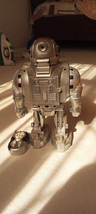 Продается робот в отличном состоянии все в нем работает