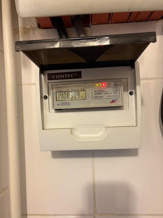 Executam instalatii electrice civile si industriale