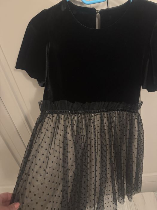 Продам платье на девочку 6-7 лет