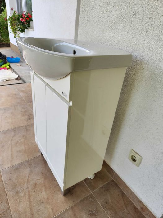 Водоустойчив долен шкаф за баня TRIANO с мивка.