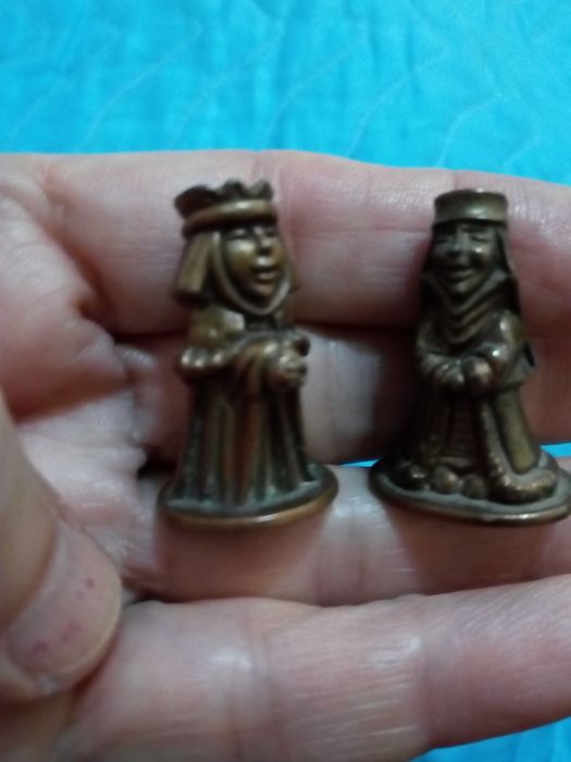 Статуэтки и лягушка