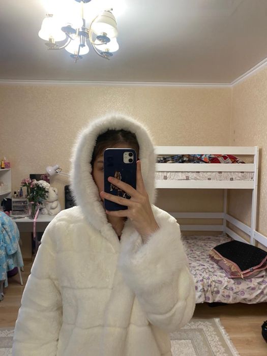 Продам эко шубу белого цвета