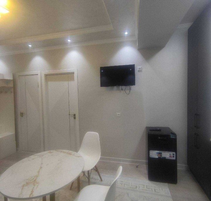 Buyuk ipak yuli metrosi yonida joylashgan