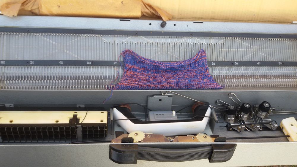 Продаю машинки вязальные. Нева 5.