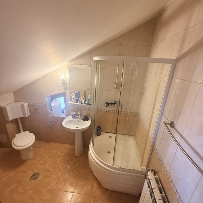 Inchiriez casa 5 camere+ mansarda si curte (200mp)