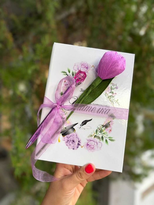 Уникален подарък за учител – дневник + писалка + лале