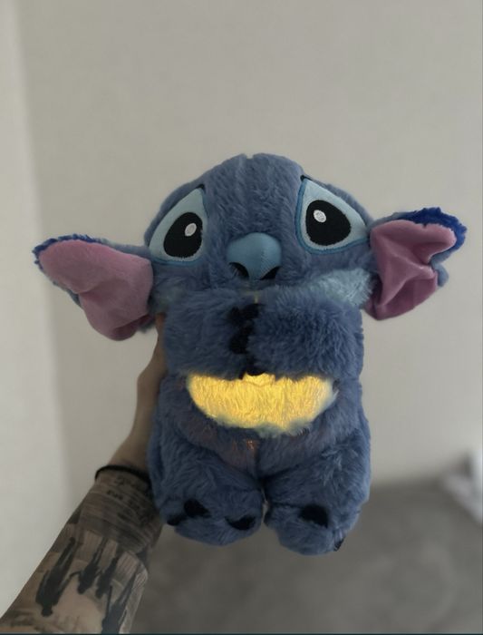 Jucarie interactiva Stitch care respira lumineaza si canta