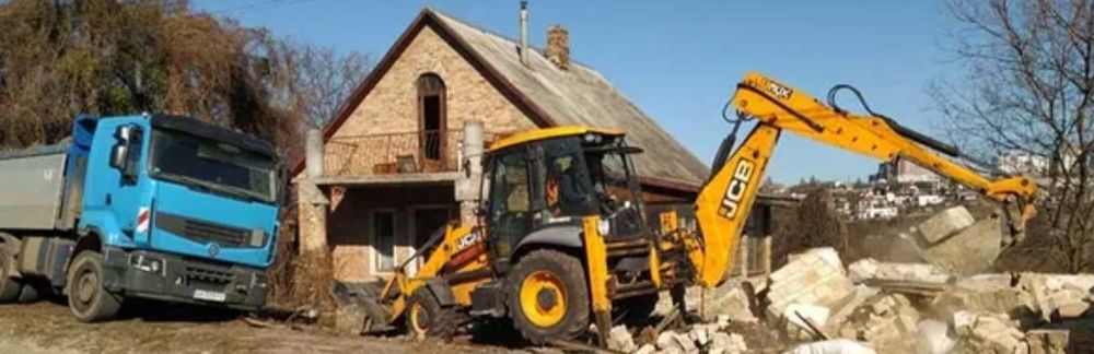 Вывоз мусора. Самосвалы. Погрузчик