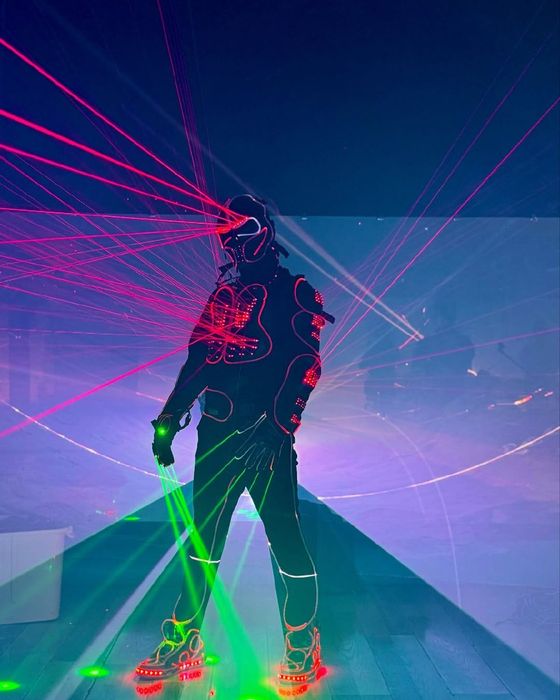 Lazer kostyum sotiladi