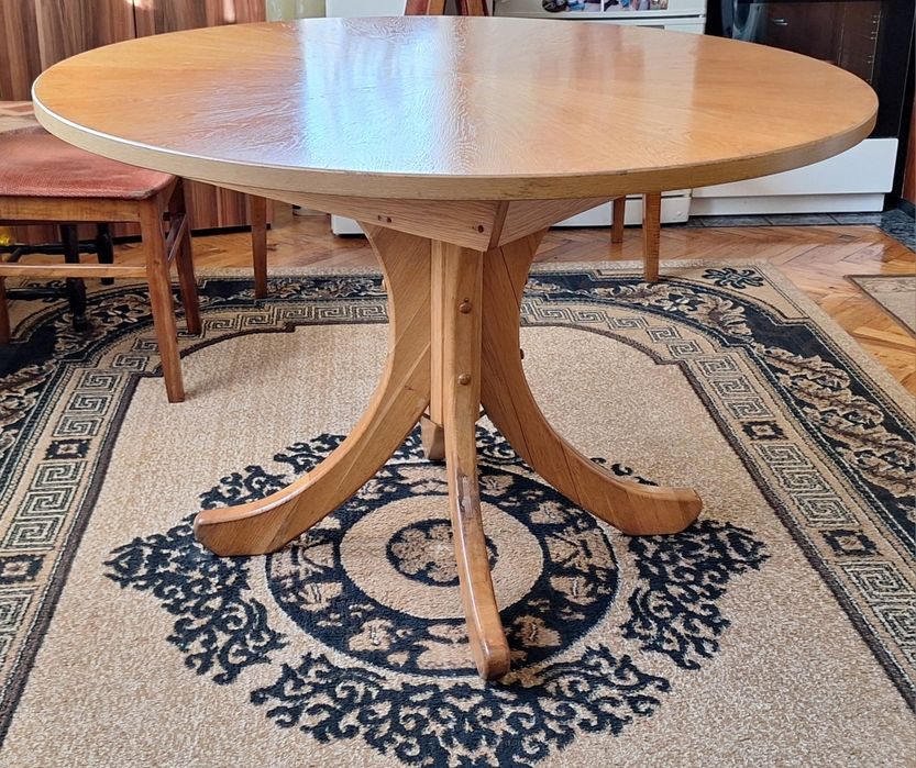 Масивна кръгла трапезна маса