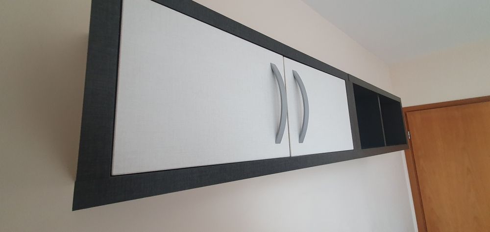 Комплект за спалня, включващ: скрин,2 нощни шкафчета и 2 етажерки за с