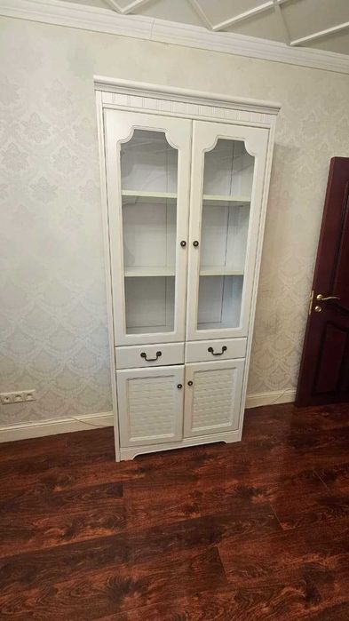 Продам шкаф стеклянный