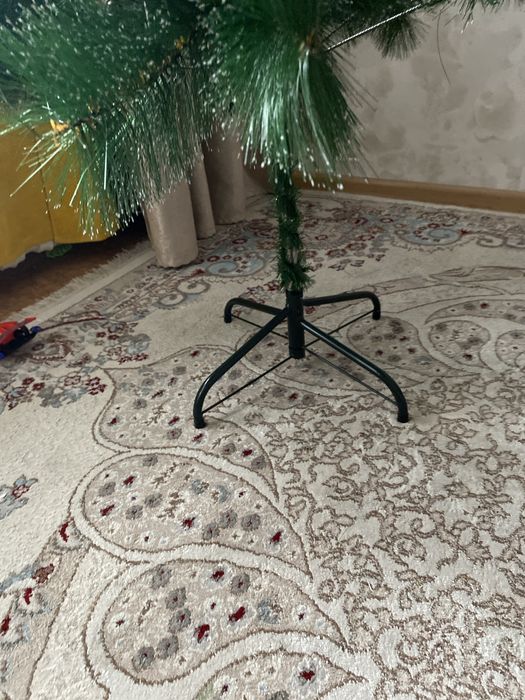 Продается новогодняя ёлка. Высота 180 см.