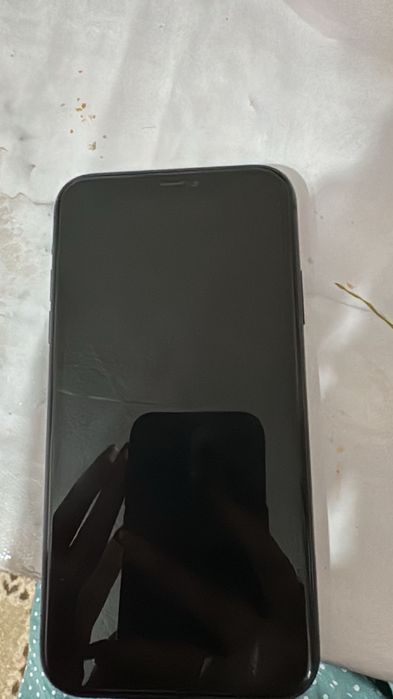 айфон 11 продаю срочно