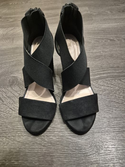 Обувки на висок ток HM