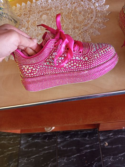 Vând adidasi că noi