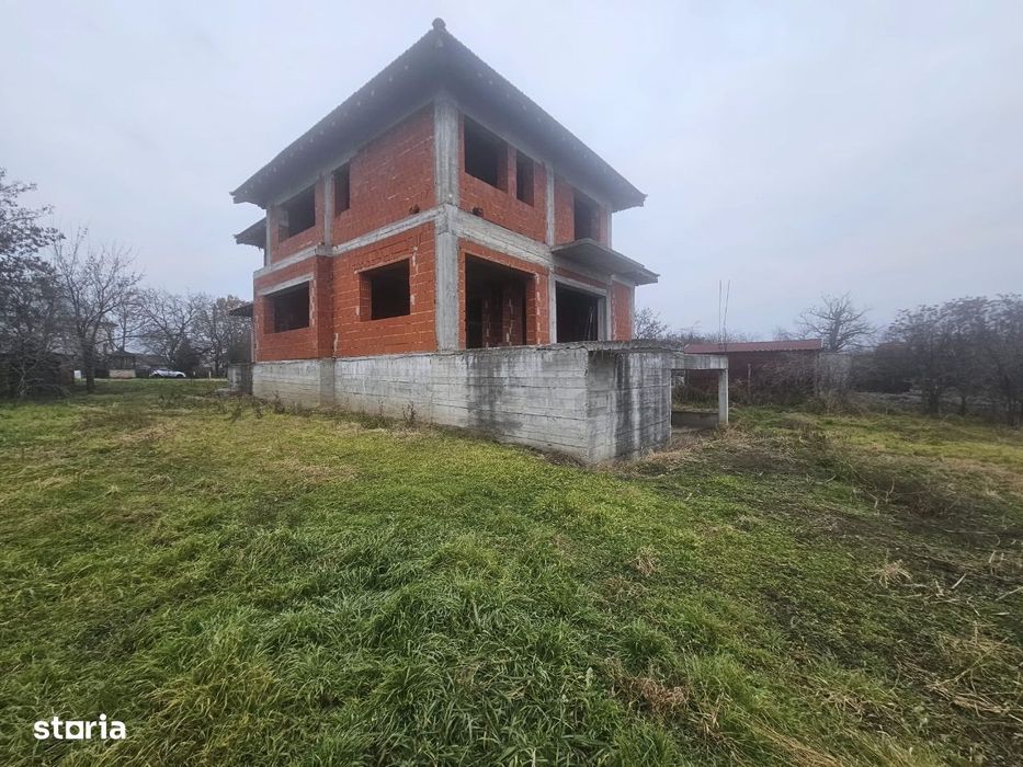 De vânzare – Casă în roșu, situată central în Roșiori