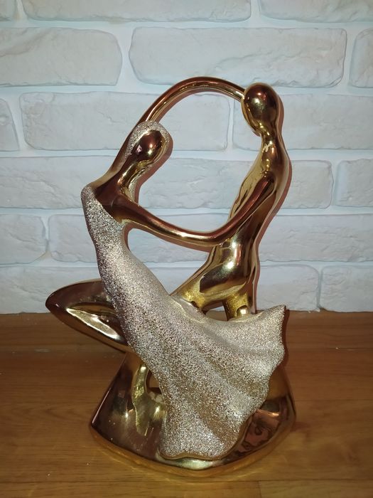 Статуэтка мужчины и женщины.