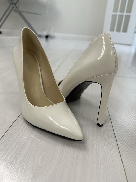 Белые лакированные туфли