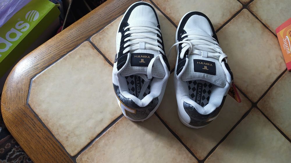 Vand doua perechi adidasi sport noi.Adidas si Trenth