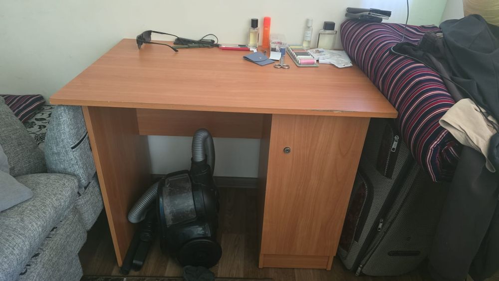 Продам холодильник, компьютерный стол, шкаф
