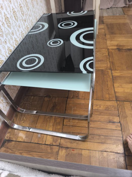 Продам стеклянный ,журнальный столик