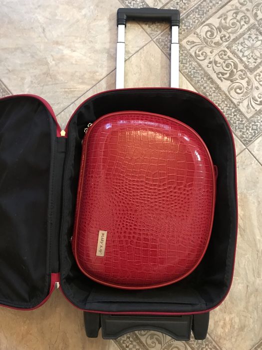 Чемодан и сумку-кейс, комплект