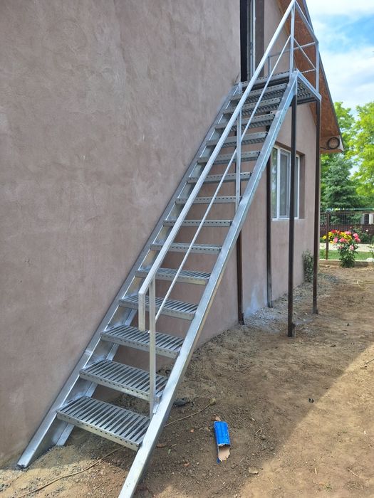 Vindem scări metalice zincate