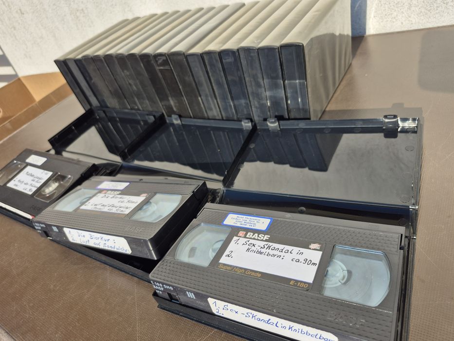 Vând Lot 21 casete video originale BASF de  180 minute cu filme diferite genuri