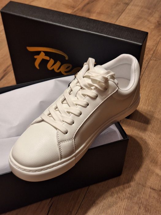 Fuego low-top dance sneakers