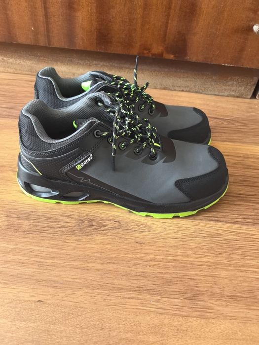 Защитни обувки, съчетаващи модерен дизайн и функционалност.