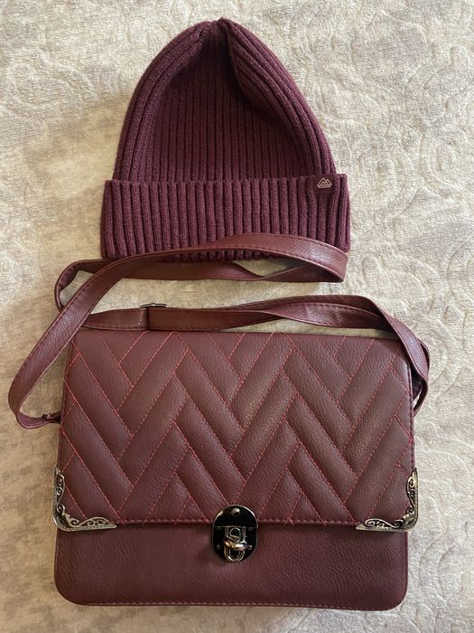 Дамска чанта в цвят бордо + зимна шапка бордо 20лв