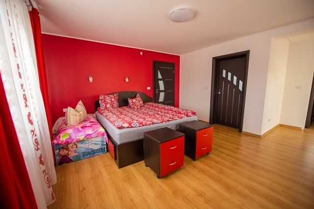 CASĂ DE ÎNCHIRIAT – TIUR-BLAJ, JUDEȚUL ALBA. Casă moderna si spațioasă, suprafață 300 mp, 2 sufragerii, 3 dormitoare, 3 bai. Toate utilitatile.