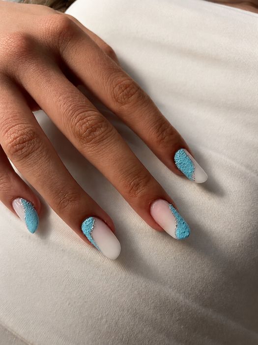 Realizez manichiura-pedichiura  gel și semi