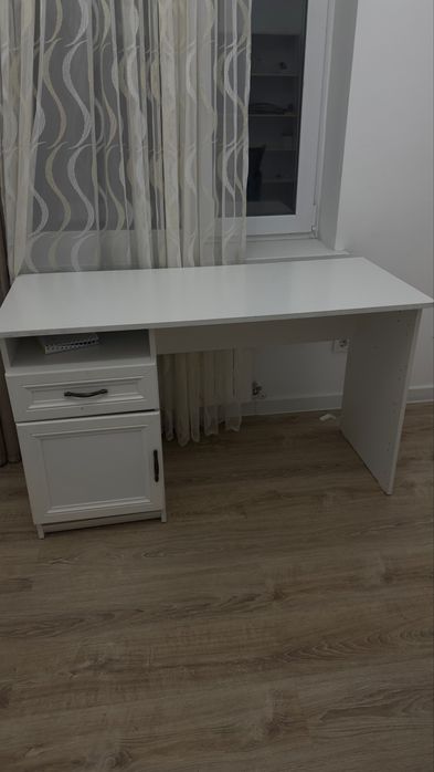 Стол  письменный  в отличном сомтоянии