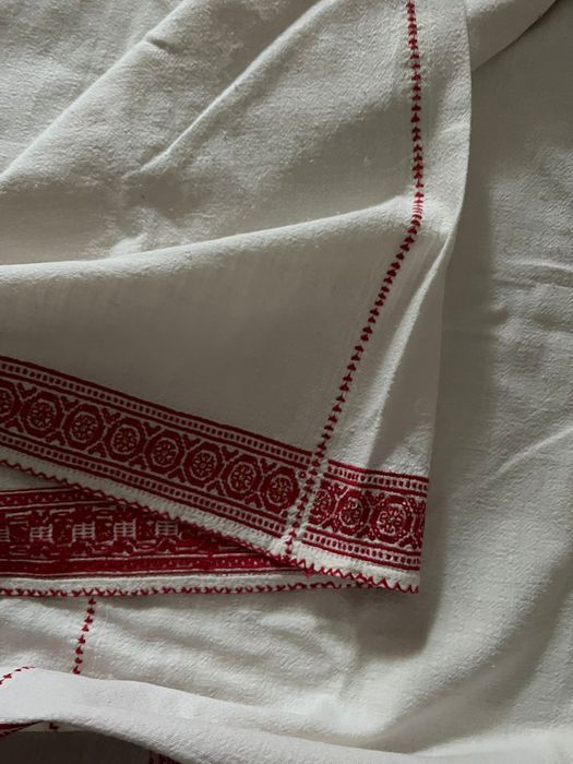 Vând costum popular autentic, vechi , dar în stare foarte bună.