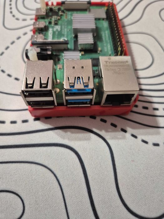 Raspberry Pi 4 Model B 4gb Ram – Carcasă cu răcire / radiatoare + SD card 16gb + Alimentator USB-C
