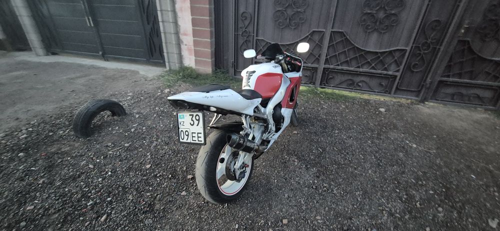 Yamaha r1 2001..
