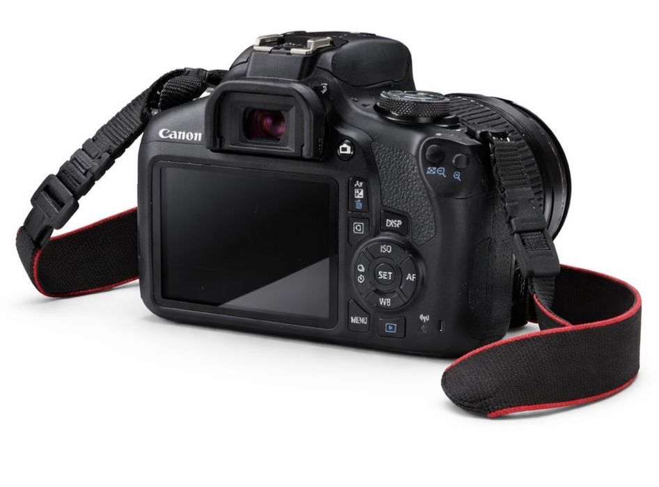 Продаётся фотоаппарат Canon EOS 2000 D