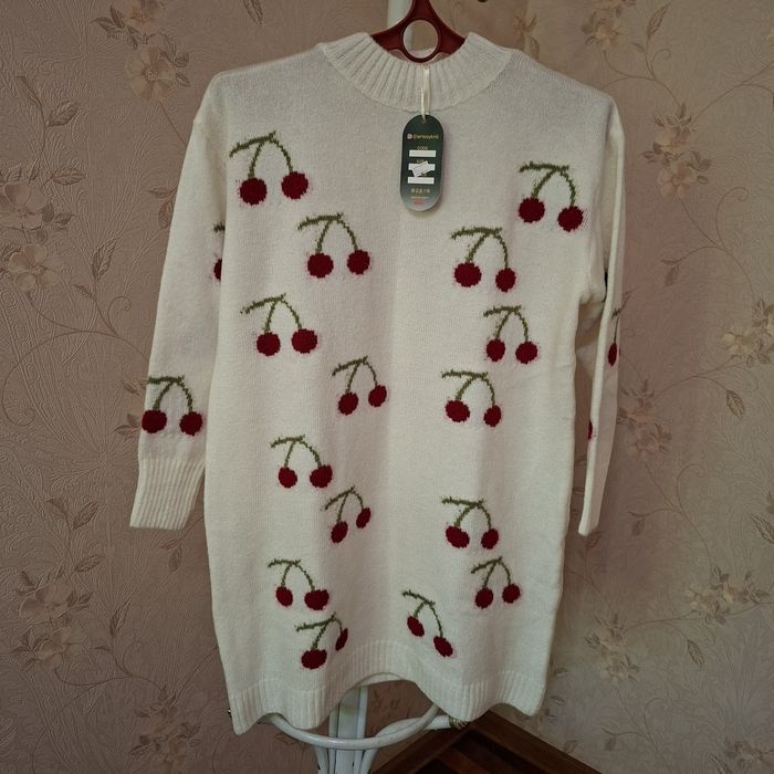 Продаётся женский свитер.