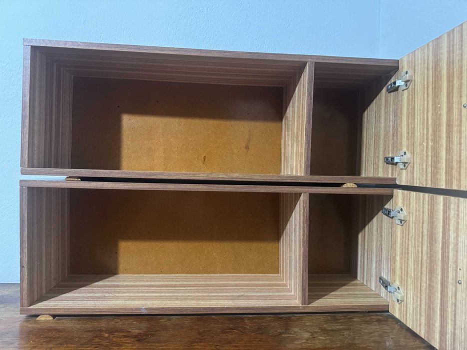 Удобные навесные полки.