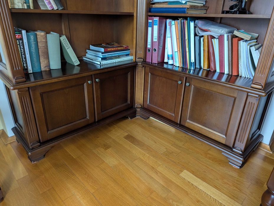 Ъглова библиотека от MDF с естествен фурнир