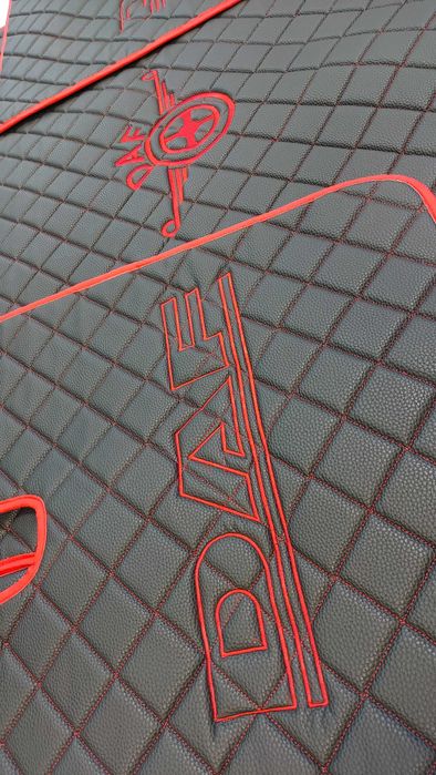 Кожени стелки черни с червен кант за Даф ХФ 106 с три бродирани лога