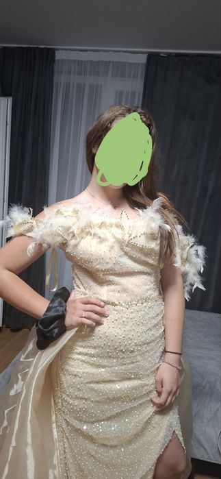 Официална рокля с пера и шлейф